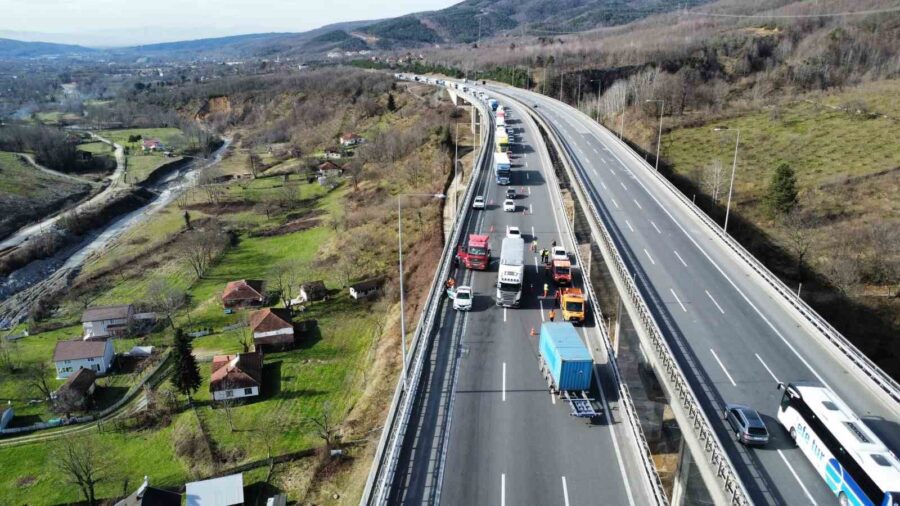 Düzce’de meydana gelen trafik kazasında bir tırın dorsesi yerinden koparak