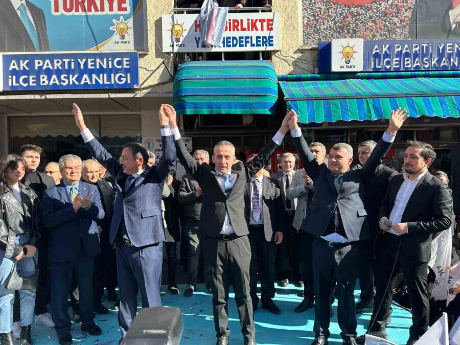 Yenice ilçesinde coşkulu kalabalık tarafından karşılanan AK Parti belediye başkan adayı Sertaç Karakaş, halka birlik ve beraberlik mesajı verdi