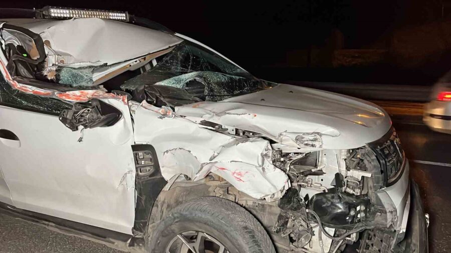 Düzce’de meydana gelen trafik kazasında tıra arkadan çarpan cipteki 2