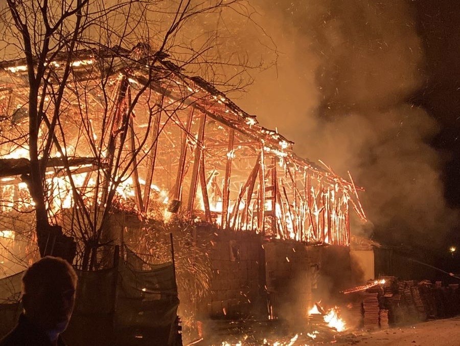 Düzce’de Ahır ve Samanlık Alev Alev Yanarak Yıkıldı, 5 Büyükbaş Hayvan Telef Oldu Düzce’de gece saatlerinde, Karadere Hasanağa köyünde meydana gelen yangında Mehmet