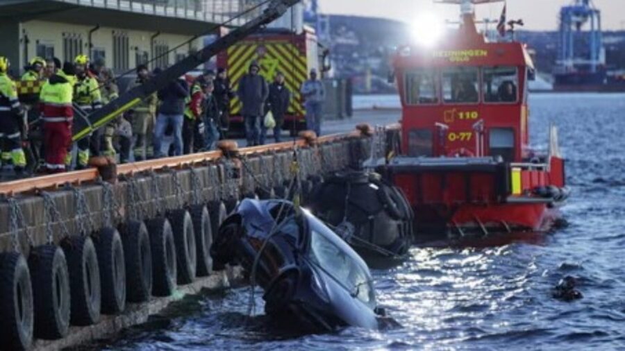 Norveç’in başkenti Oslo’da meydana gelen olayda, bir Tesla aracı fiyorta