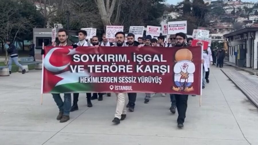 İstanbul’daki doktorlar, İsrail’in Gazze’ye düzenlediği saldırılara tepki göstermek amacıyla Bebek