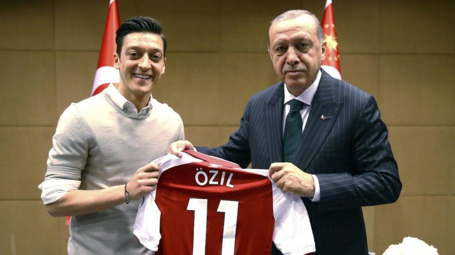 Türkler Tarafından Kurulan Parti, Reklam Yüzü Olarak Mesut Özil’i İstiyor