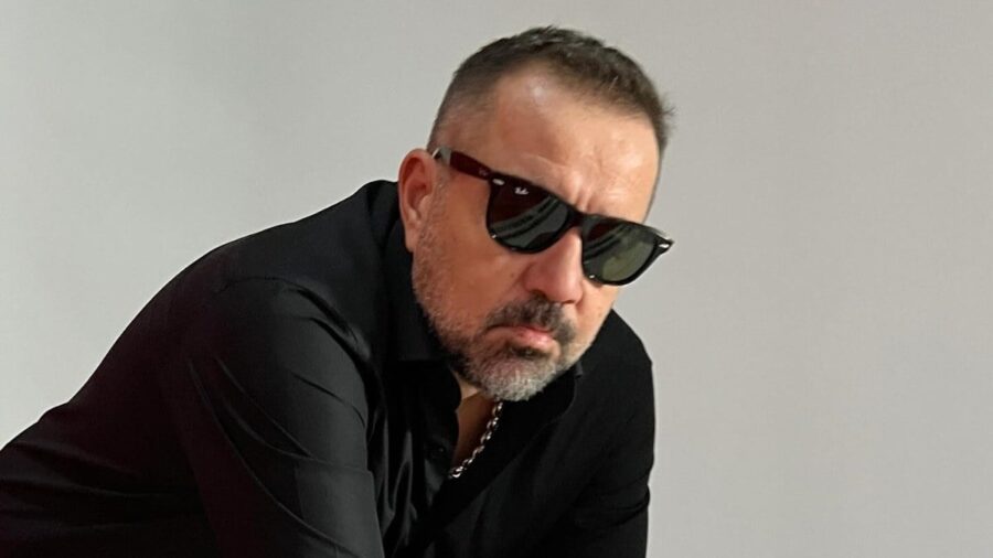 Ünlü komedyen Ata Demirer son dönemde verdiği kilolar ile dış