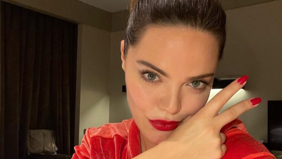 İzmir’de yaşayan oyuncu Hilal Altınbilek, popüler Züleyha karakterini canlandırarak tanınırlık