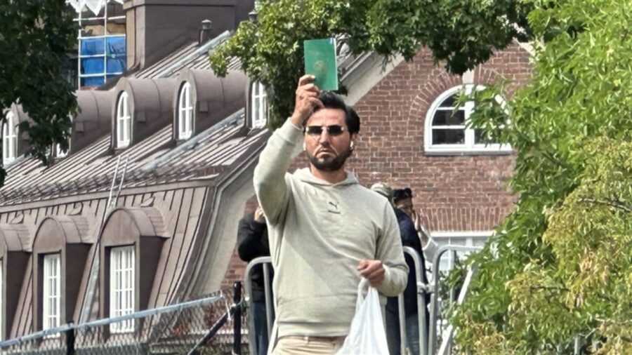 Isveç’te Kur’an-ı Kerim Yakarak Gündem Olan Momika Sınır Dışı Edilecek İsveç’te Kur’an-ı Kerim yakan Momika’nın oturum vizesi ve çalışma izni