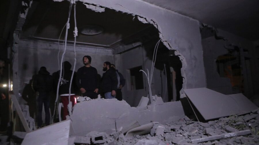 İsrail Askerleri Filistinli Ailenin Evinin Duvarlarını İmha Etti! Anadolu Ajansı’nın haberine göre, İsrail’in işgali altındaki Batı Şeria’da, Hasan