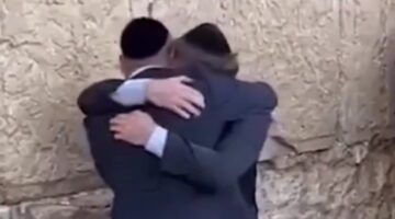 İsrail’in Gazze’ye saldırılarına rağmen Yahudiliğe geçen Arjantin Devlet Başkanı Javier, Ağlama Duvarı’nda gözyaşlarına boğuldu!