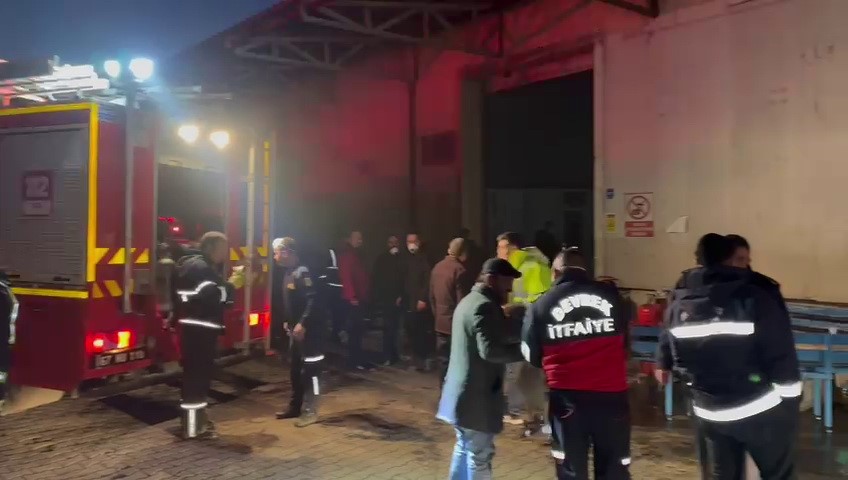 Zonguldak’ta Kauçuk Fabrikasında Çıkan Yangın! 2 İşçi Dumandan Etkilendi