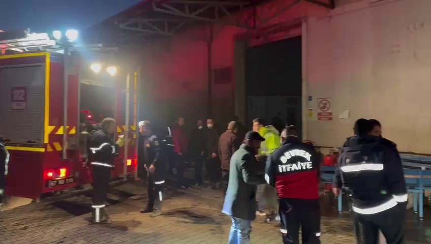 Zonguldak’ta Kauçuk Fabrikasında Çıkan Yangın! 2 İşçi Dumandan Etkilendi Zonguldak’ta Cilas Teknik Kauçuk fabrikasında çıkan yangın itfaiye ekipleri tarafından