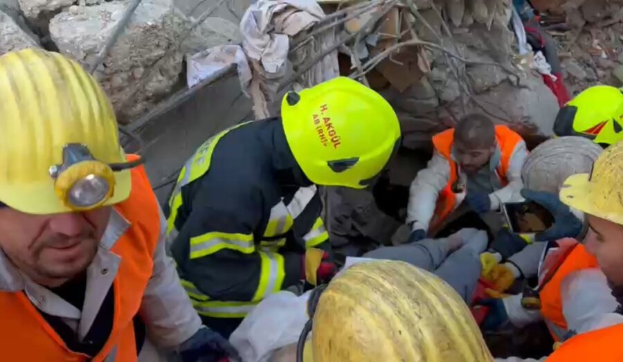 Zonguldaklı maden işçileri, asrın felaketinde enkazın altından kurtardıkları 20 yaşındaki