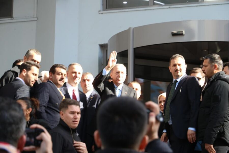Cumhurbaşkanı Recep Tayyip Erdoğan, Zonguldak mitinginin ardından Zonguldak Belediyesi’ni ziyaret