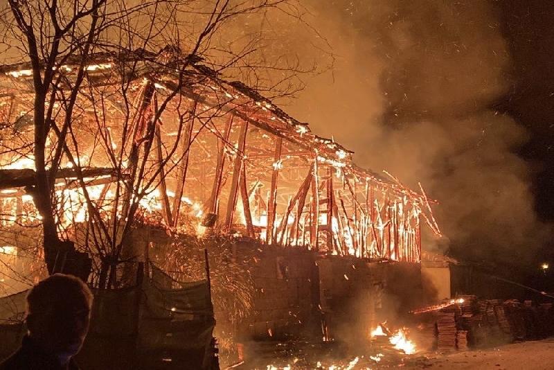 Düzce’de gece saatlerinde ahır ve samanlık alev alev yandı. Tamamı