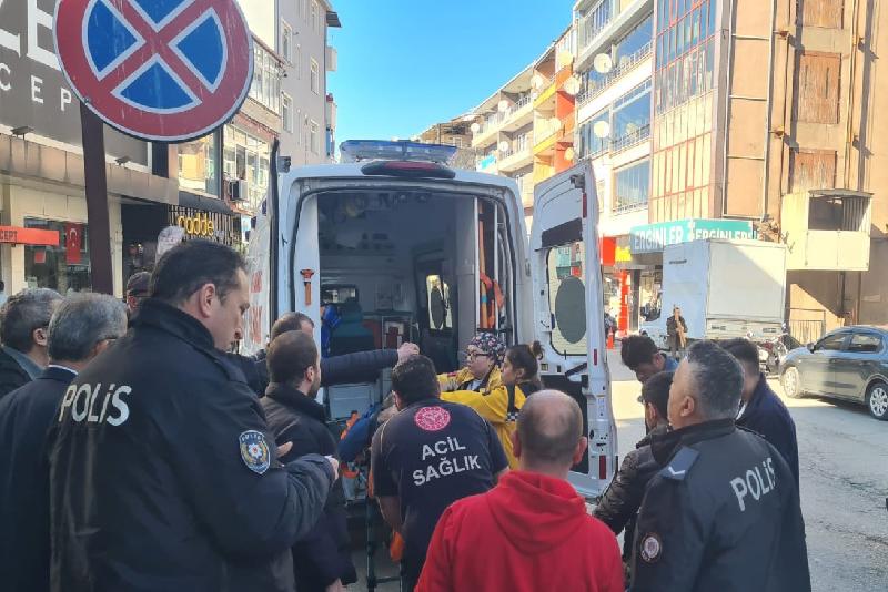 Zonguldak’ın Alaplı ilçesinde çıkan bıçaklı kavgada ağır yaralanan kişi, tedavi