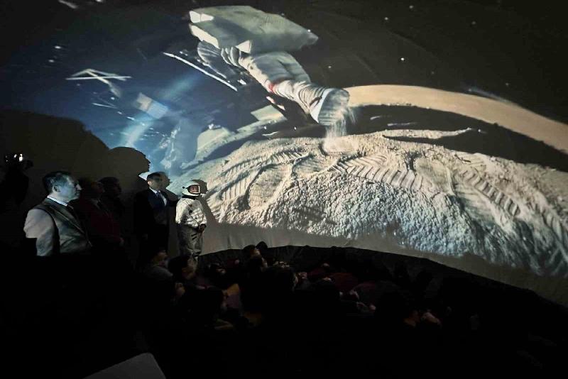 Kastamonu’da “Kastamonu Olarak Bizde Varız” projesi çerçevesinde öğrenciler, kurulan planetaryum