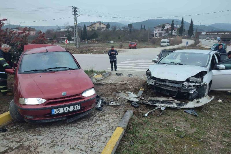 Araçta sıkışan sürücüyü itfaiye ekipleri kurtardı Karabük’te kavşaktan dönüş yapan otomobile başka bir aracın çarpışması sonucu