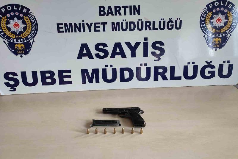 Bartın’da polis ekipleri gerçekleştirdiği şok uygulamada bir adet ruhsatsız tabanca