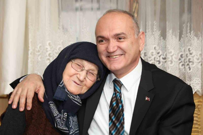 Düzce Belediye Başkanı Dr. Faruk Özlü, 65 yaş üstü emeklilerden