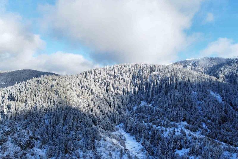 Kastamonu’nun İhsangazi ilçesinde etkili olan kar yağışı ile Ilgaz Dağı’nın