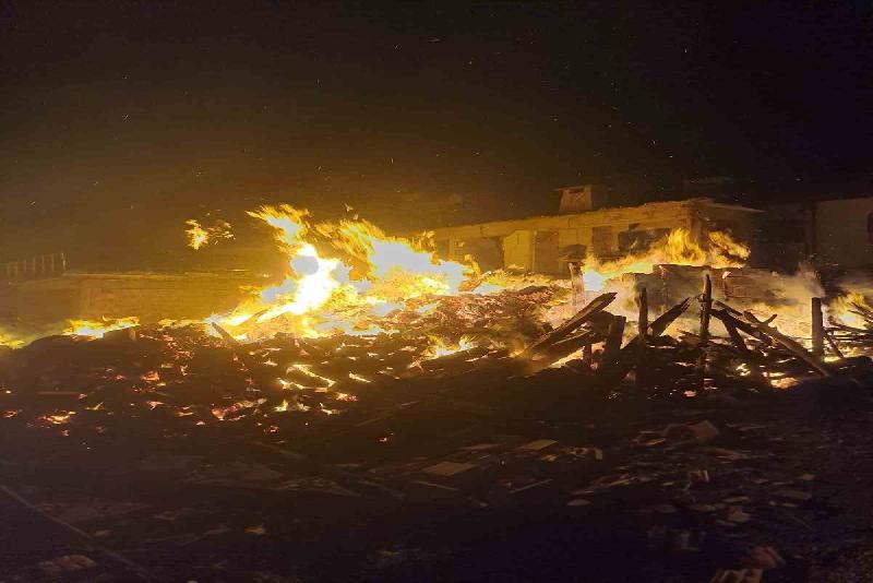 Kastamonu’nun Cide ilçesinde buzdolabının patlaması neticesinde çıkan yangında iki ev