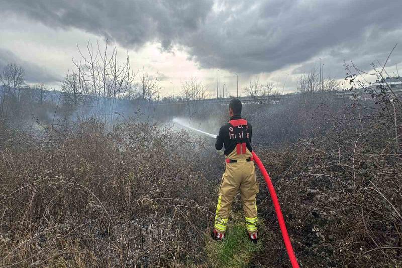 Çalılıkta çıkan yangın büyümeden söndürüldü Düzce’de çalılık alanda çıkan yangın büyümeden söndürüldü. Olay, Darıcı Mahallesi