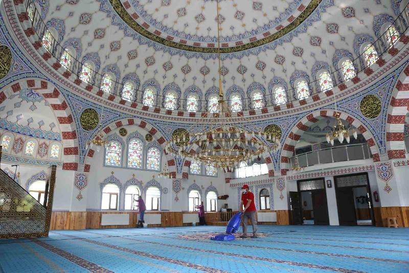 Camilerin güneş enerji sistemleri yenilendi, temizlikler 2 haftaya çıkarıldı Bolu Belediyesi tarafından şehir merkezindeki camilerin güneş enerji sistemleri yenilenerek,