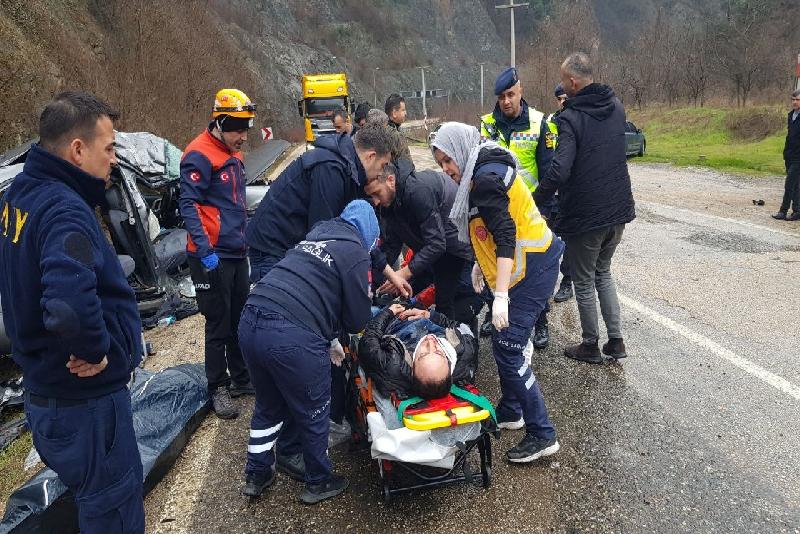 Karabük’te sürücüsünün kontrolünden çıkan hafif ticari aracın aydınlatma direğine çarpması