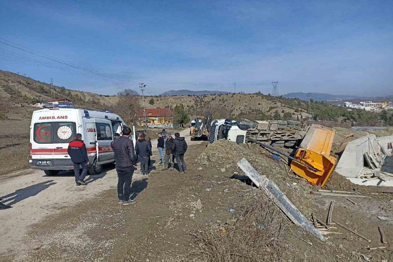 Karabük’ün Safranbolu ilçesinde hafriyat boşalttığı sırada devrilen kamyonun sürücüsü yaralandı.
