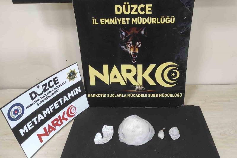 Düzce’de uyuşturucu madde ticareti yapmaktan gözaltına alınan 3 kişi tutuklandı.
