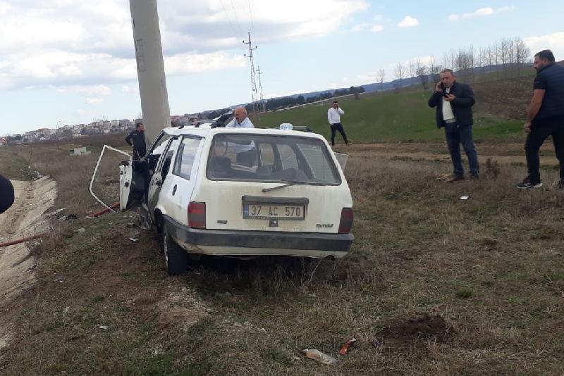 Kastamonu’nun Devrekani ilçesinde yol kenarındaki beton elektrik direğine çarpan Tofaş