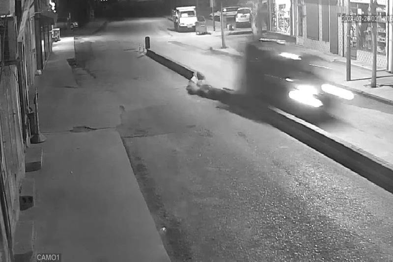 Hafif ticari aracın refüje çarptığı anlar kamerada Karabük’te refüje çarpıp yoluna devam eden hafif ticari araç sürücüsü