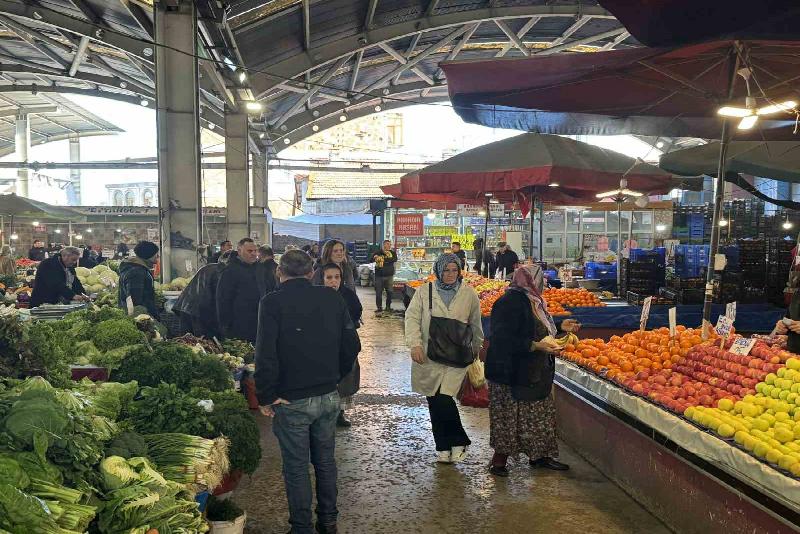 Zonguldak’ta halk pazarında fiyatların pahalı olması nedeniyle vatandaşlar sadece etiketlere