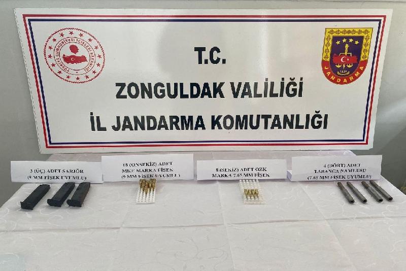 Zonguldak Havalimanı’nda bir şüphelinin valizinden silah çıktı. Çaycuma ilçesindeki Zonguldak