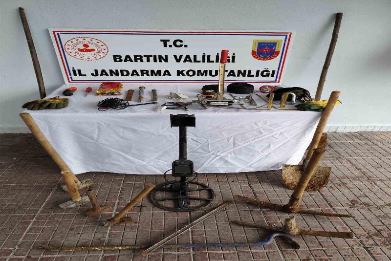 Bartın’da ormanlık alanda hazine arayan 2 kişi, karşılarından jandarmayı buldu.