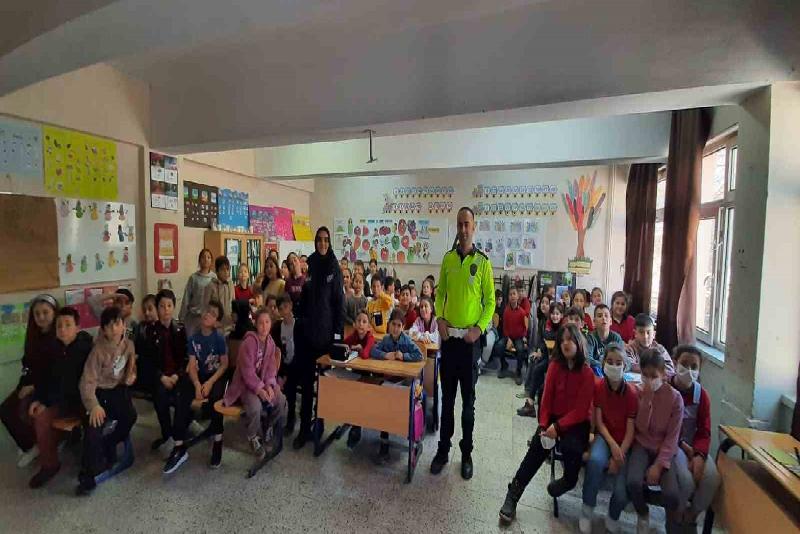 DÜZCE(İHA) – Düzce’de polis ekipleri geleceğin sürücülerine hem kuralları öğretiyor.