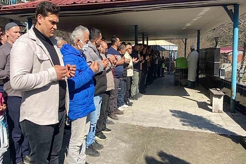 Zonguldak’ta kamyonetin kasasının çarptığı 13 yaşındaki Yasin Dombay toprağa verildi.