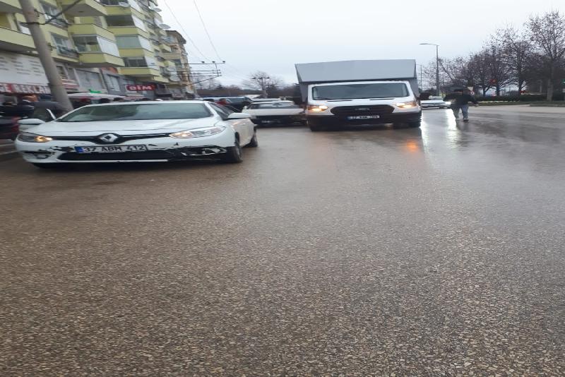 Kastamonu’da kamyonet ile otomobilin çarpışması neticesinde meydana gelen kazada 1