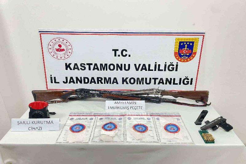 Kastamonu’da peçeteye emdirilmiş amfetamin ele geçirildi: 2 gözaltı Kastamonu İl Jandarma Komutanlığı ekipleri, bir araçta yaptıkları aramada peçeteye