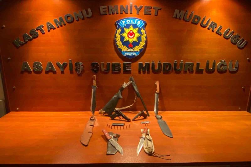 Kastamonu’nun İhsangazi ilçesinde polis ekipleri tarafından 5 adreste yapılan aramada,