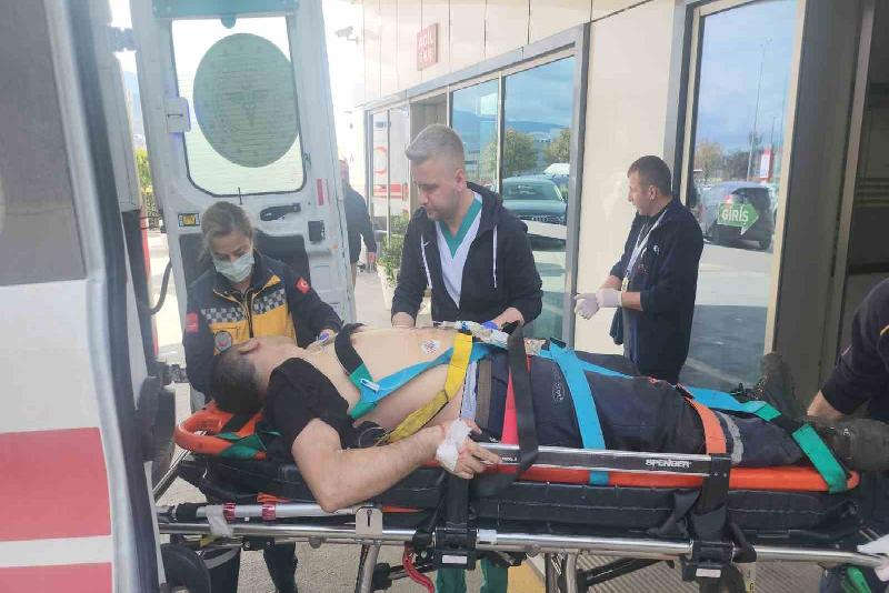 Kolunu merdanaye kaptıran işçi ağır yaralandı Karabük’te, demir çelik fabrikasında kolunu merdaneye kaptıran işçi, ağır yaralanarak