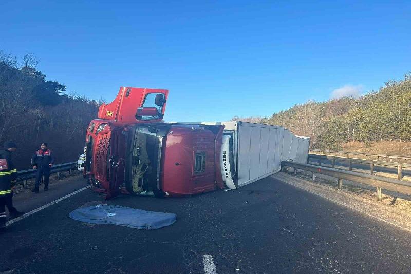 Bolu’nun Gerede ilçesinde D-100 karayolunda kontrolden çıkan tır devrildi. Kazada