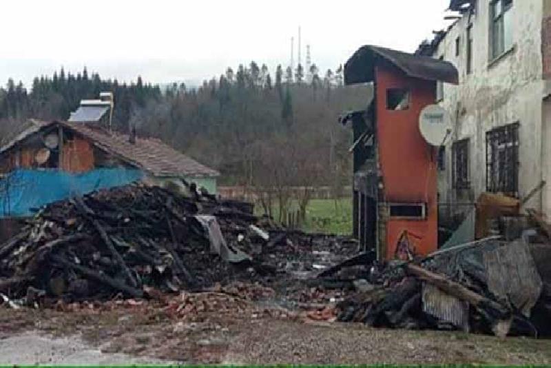 Bartın’ın Arıt Köyü’nde bulunan tek katlı bir evde sabah saatlerinde