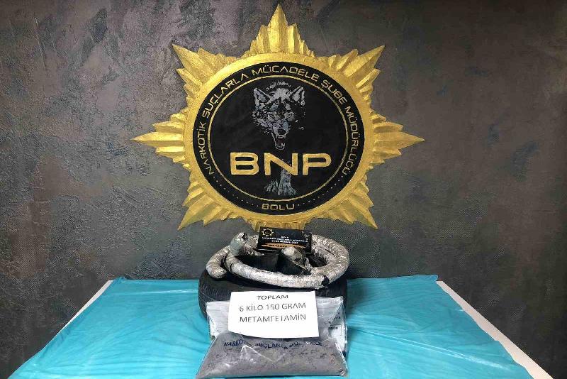 Bolu’da polis ekipleri, durdurdukları bir otomobilde sol arka lastiğe gizlenmiş