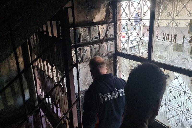 Zonguldak’ın Alaplı ilçesinde bir binanın merdiven boşluğunda çıkan yangın, apartman