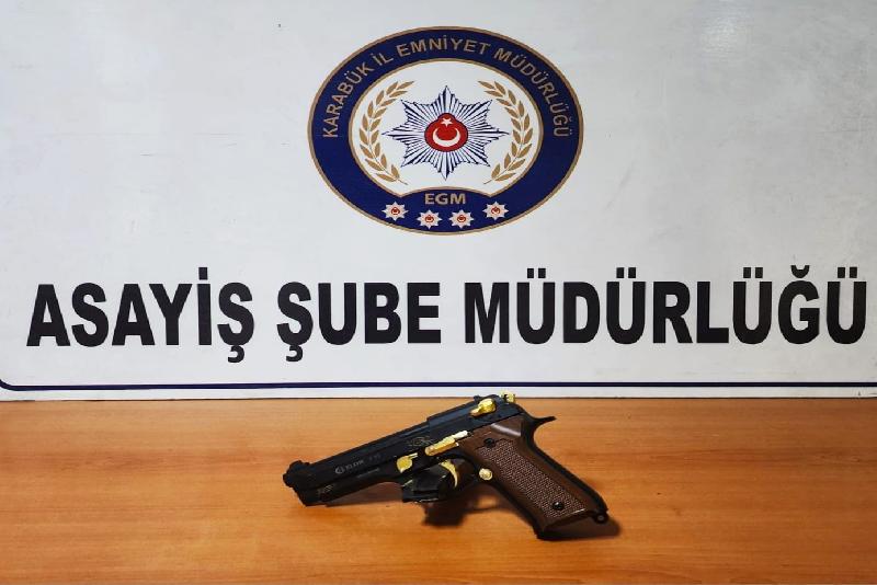 Karabük’te motosikletle seyir halindeyken silahla ateş eden şahıs gözaltına alındı.