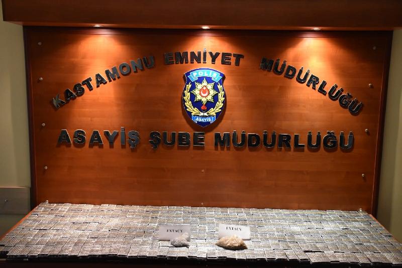Kastamonu’da şehirler arası otobüsten inen şahsın bavulunda 16 bin 800