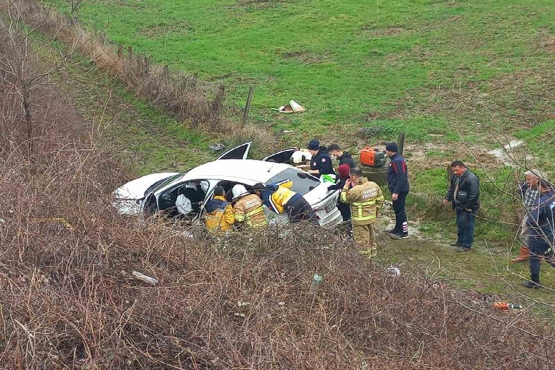 Bartın’da sürücüsünün direksiyon hakimiyetini kaybettiği otomobil, yol kenarındaki araziye uçtu.