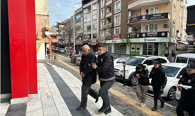 Polis ve Savcı Olarak Tanıtıp Binlerce Lira Dolandırdılar! Şüphelilerin Yakalanması Sonucunda Ortaya Çıkan Detaylar Devrek ilçesinde yaşayan S.E.’ye, bir kişi polis ve savcı olarak
