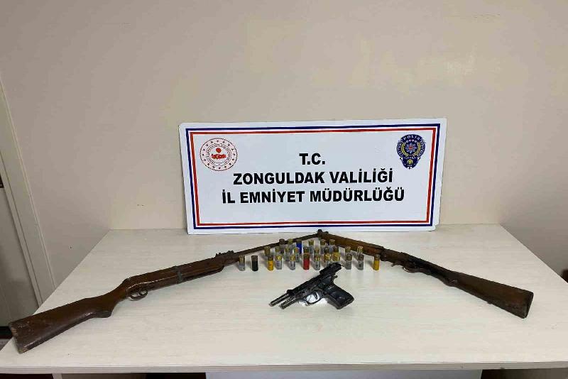 Zonguldak’ta polis ekiplerinin bir eve düzenlediği operasyonda silah ve fişekler