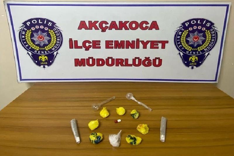 DÜZCE(İHA) – Düzce’nin Akçakoca ilçesinde uyuşturucu madde ile yakalanan şahıs,